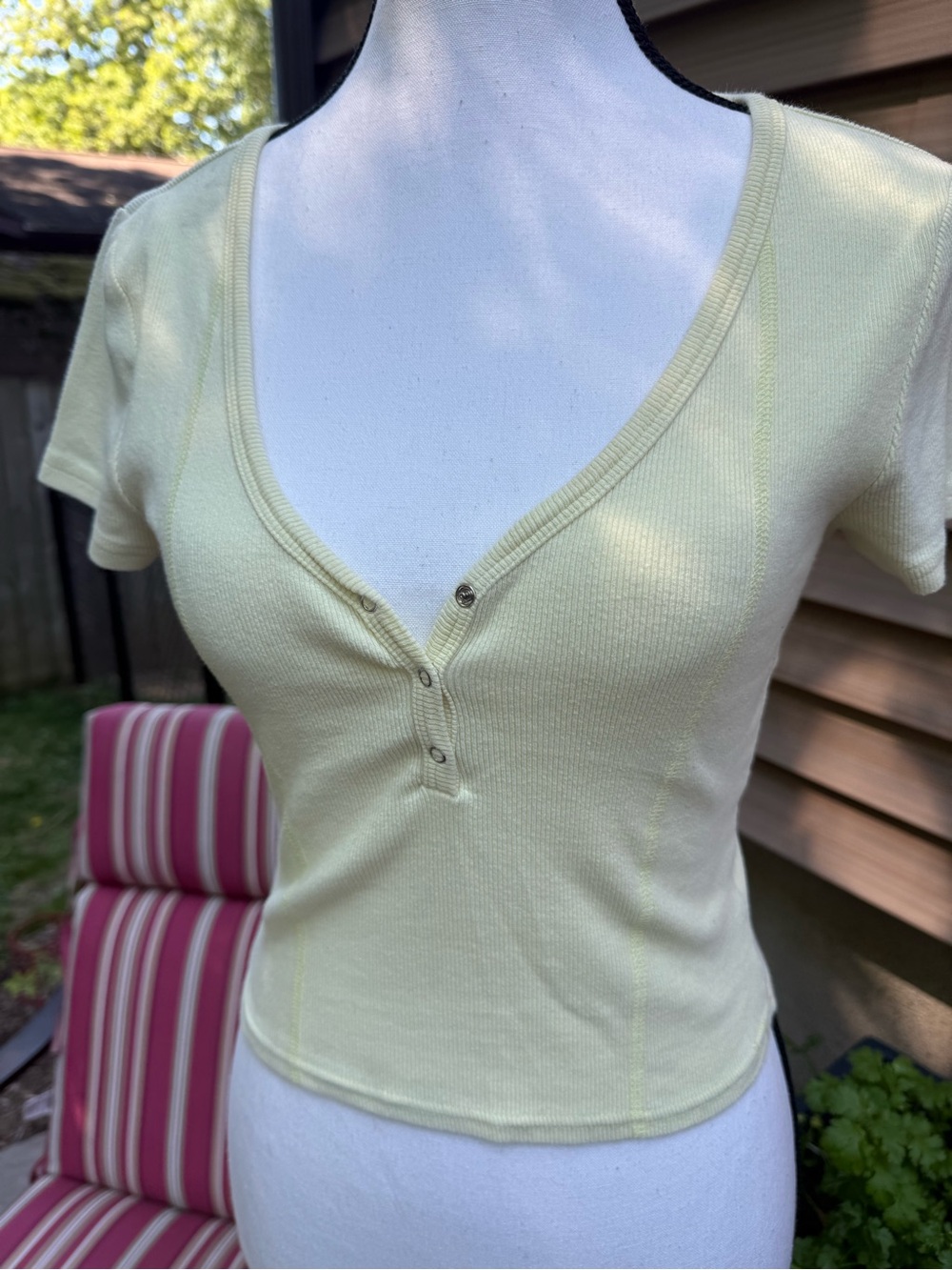 Me to We Pale Yellow Ribbed Henley Crop Top size S Small